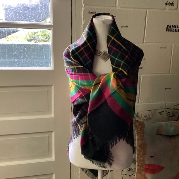 Italy acrylic scarf 48 x 48 brand new absolutely gorgeous - Picture 1 of 5